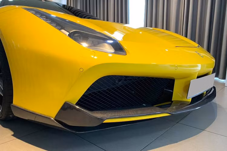 Gần đây nhất, một chủ nhân của chiếc siêu xe Ferrari 488 GTB màu vàng mang biển kiểm soát Hà Nội đã cho "siêu ngựa" này lên gói độ body kit được nhập về từ hãng Novitec Rosso mang phong cách cá tính hơn.