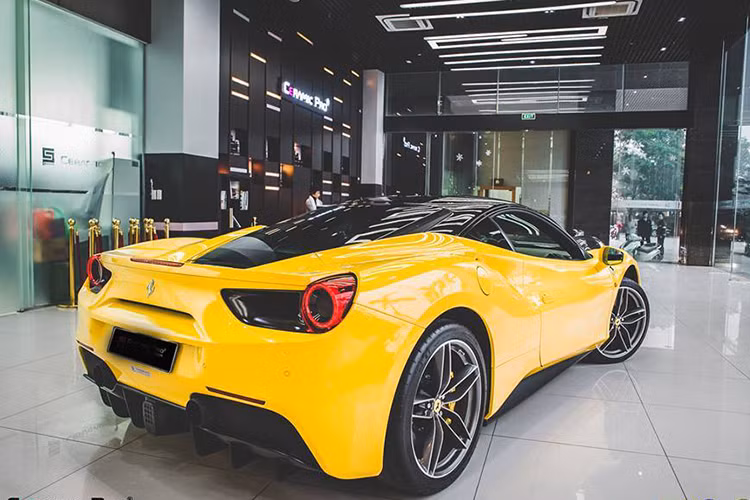 Khối động cơ V8 tăng áp kết hợp cùng hộp số ly hợp kép 7 tốc độ, nhờ đó, "siêu ngựa" Ferrari 488 GTB chỉ mất thời gian 3 giây để tăng tốc lên 100 km/h từ vị trí đứng yên trước khi đạt vận tốc tối đa 330 km/h.