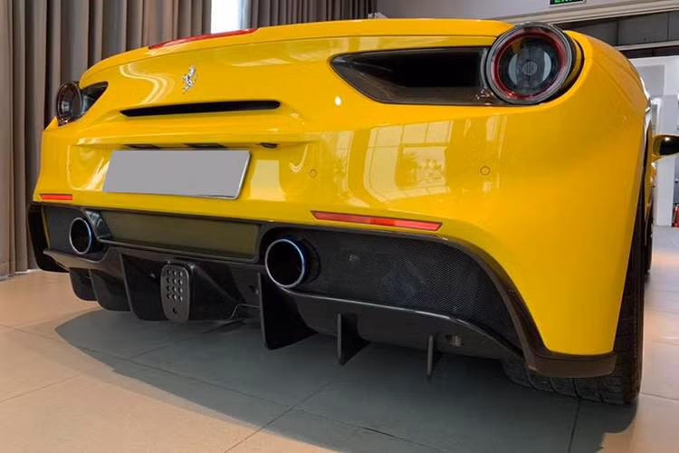 Siêu xe Ferrari 488 GTB sở hữu hệ truyền động tương tự như các siêu xe về nước trước đó. Xe được trang bị động cơ V8, tăng áp kép, dung tích 3.9 lít, sản sinh công suất tối đa 661 mã lực tại vòng tua máy 8.000 vòng/phút và mô-men xoắn cực đại 760 Nm tại vòng tua máy 3.000 vòng/phút.