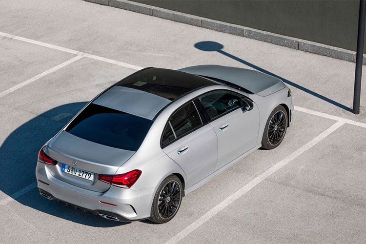 Chính vì vậy, với việc trục cơ sở kéo dài hơn so với bản trước tới 2.729 mm. Điều này cho phép không gian bên trong xe được mở rộng hơn.