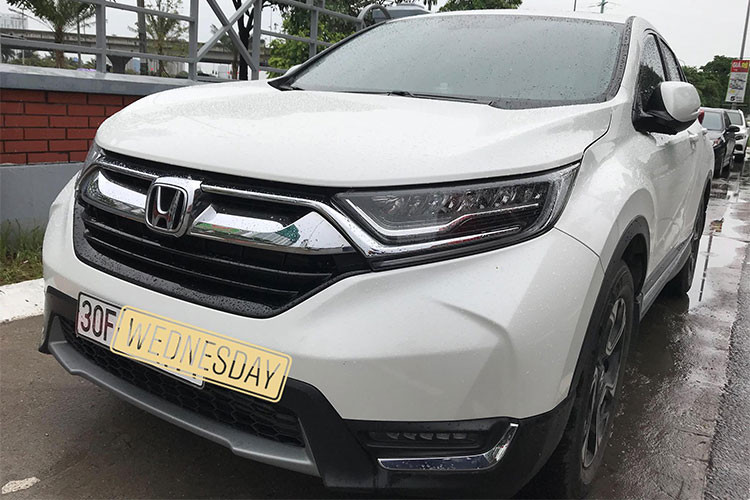 Giữa tháng 11/2017, Mẫu xe Honda CR-V 2018 bản 5+2 trình làng tại Việt Nam. Thay vì lắp ráp, mẫu xe này đã được nhập khẩu nguyên chiếc từ Thái Lan với 3 phiên bản L, G và E. Mới đây do nhiều điều kiện khách quan trong việc nhập khẩu, mẫu xe này về thị trường "nhỏ giọt" và tăng giá bán từ 973 triệu đến 1,083 tỷ đồng (tăng 10 triệu đồng).