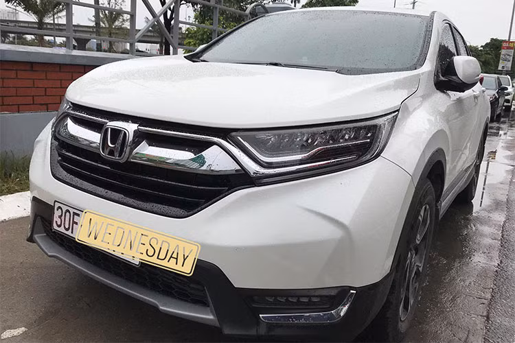 Giữa tháng 11/2017, Mẫu xe Honda CR-V 2018 bản 5+2 trình làng tại Việt Nam. Thay vì lắp ráp, mẫu xe này đã được nhập khẩu nguyên chiếc từ Thái Lan với 3 phiên bản L, G và E. Mới đây do nhiều điều kiện khách quan trong việc nhập khẩu, mẫu xe này về thị trường "nhỏ giọt" và tăng giá bán từ 973 triệu đến 1,083 tỷ đồng (tăng 10 triệu đồng).