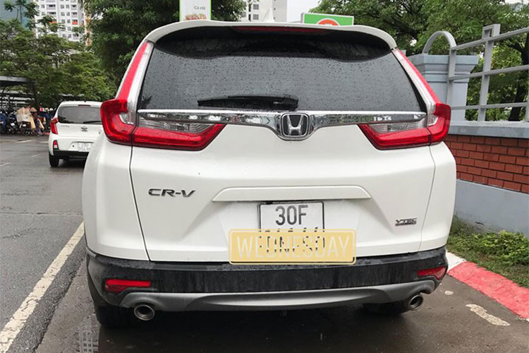Một chiếc Honda CR-V 1.5 L cũ đăng ký tháng 4/2018 đang được người dùng chào bán với giá hơn 1,2 tỷ đồng, xe đã lăn bánh hơn 12.000 km. Tại thời điểm mua, xe được niêm yết giá 1,068 tỷ, thêm chi phí ra biển và trước bạ, tổng số tiền chủ xe bỏ ra tương đương khoảng 1,25 tỷ đồng.
