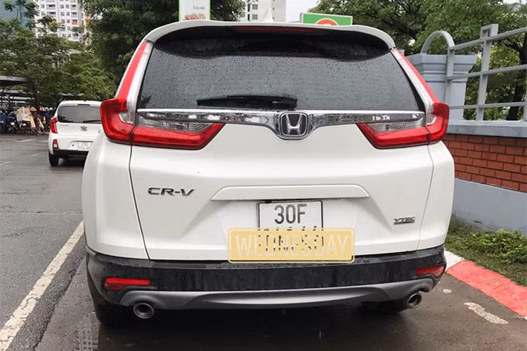 Một chiếc Honda CR-V 1.5 L cũ đăng ký tháng 4/2018 đang được người dùng chào bán với giá hơn 1,2 tỷ đồng, xe đã lăn bánh hơn 12.000 km. Tại thời điểm mua, xe được niêm yết giá 1,068 tỷ, thêm chi phí ra biển và trước bạ, tổng số tiền chủ xe bỏ ra tương đương khoảng 1,25 tỷ đồng.