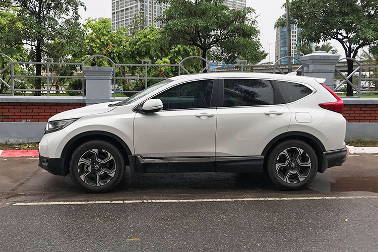 Là sản phẩm mới, nên CR-V 2018 hiếm khi xuất hiện trên thị trường xe cũ nhưng khi đã lên sàn thì đều được chào giá cao ngất ngưởng. Lý do được người bán đưa ra là bởi hiện tại không thể mua được xe mới, nếu có đặt cọc muốn lấy sớm cũng phải mất thêm vài chục triệu mua phụ kiện.