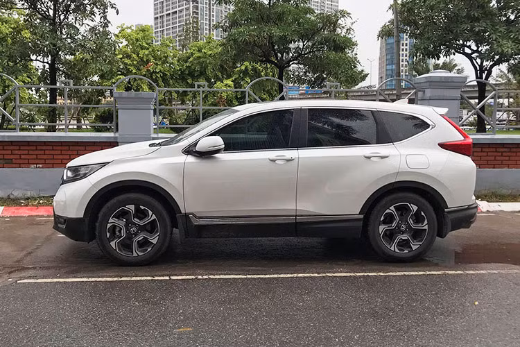 Là sản phẩm mới, nên CR-V 2018 hiếm khi xuất hiện trên thị trường xe cũ nhưng khi đã lên sàn thì đều được chào giá cao ngất ngưởng. Lý do được người bán đưa ra là bởi hiện tại không thể mua được xe mới, nếu có đặt cọc muốn lấy sớm cũng phải mất thêm vài chục triệu mua phụ kiện.