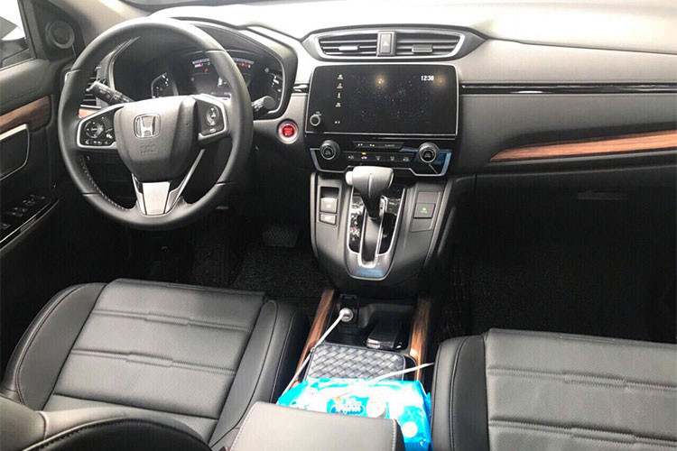 Theo chia sẻ của chủ xe, hiện tại nếu mua xe đại lý sẽ bắt mua phụ kiện hết 60 triệu đồng mới được nhận. Nếu khách hàng lấy xe lướt bây giờ sẽ không mất thêm vài tháng chờ đợi và tiền mua phụ kiện. Chính vì vậy theo người bán thì đây là mức giá "hời" cho chiếc xe "chạy lướt" của mình.