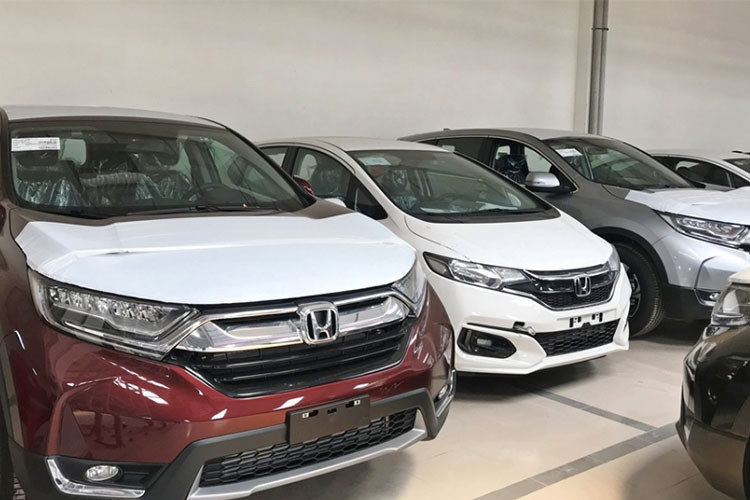 Dù gặp khó trong đường nhập khẩu, Honda CR-V đang là cái tên hot bậc nhất trong phân khúc crossover. Hàng về đến đâu bán đến đó. Tháng 4/2017, Honda CR-V lập kỷ lục với 1.507 chiếc bán ra thị trường. Sang tháng 5, nguồn hàng cạn dần, Honda vẫn tiêu thụ được 700 chiếc CR-V nữa. Ngay cả khi bị "kênh giá", mẫu xe này vẫn "cháy hàng".