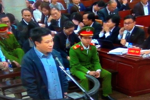 Thắm khẳng định, tiền chuyển cho bị cáo Thắng là để anh này chuyển cho Nguyễn Xuân Sơn.