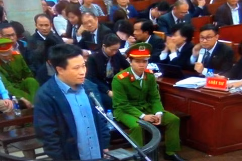 Thắm khẳng định, tiền chuyển cho bị cáo Thắng là để anh này chuyển cho Nguyễn Xuân Sơn.