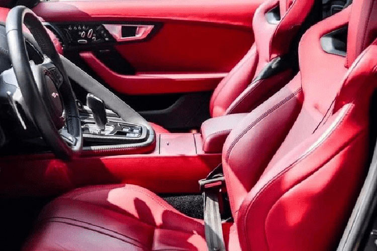 Jaguar F-Type R biển tứ quý 9 mới về garage xe của đại gia buôn lợn ở Hải Dương có ngoại thất được sơn màu xám và đã được mang về nước được hơn 6 năm. Bên ngoài xe còn có nhiều điểm nhấn hoàn thành với màu vàng và nội thất có màu đỏ hết sức "sexy".