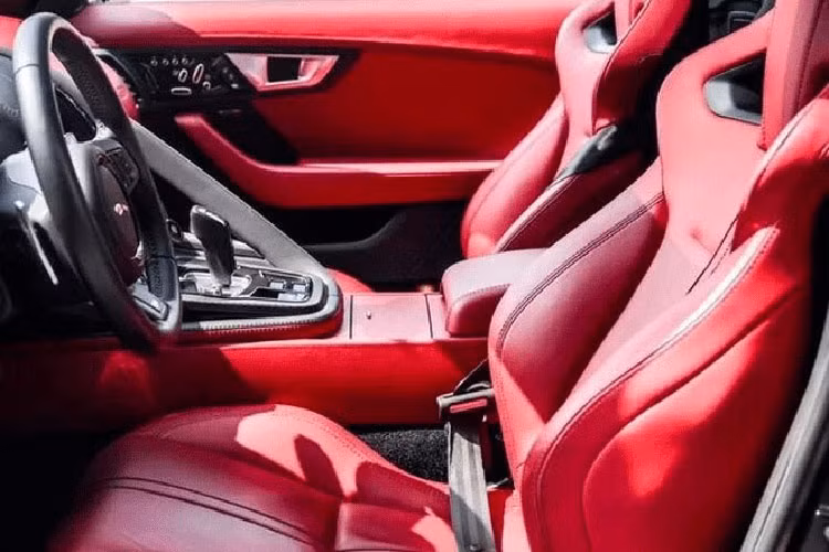 Jaguar F-Type R biển tứ quý 9 mới về garage xe của đại gia buôn lợn ở Hải Dương có ngoại thất được sơn màu xám và đã được mang về nước được hơn 6 năm. Bên ngoài xe còn có nhiều điểm nhấn hoàn thành với màu vàng và nội thất có màu đỏ hết sức "sexy".