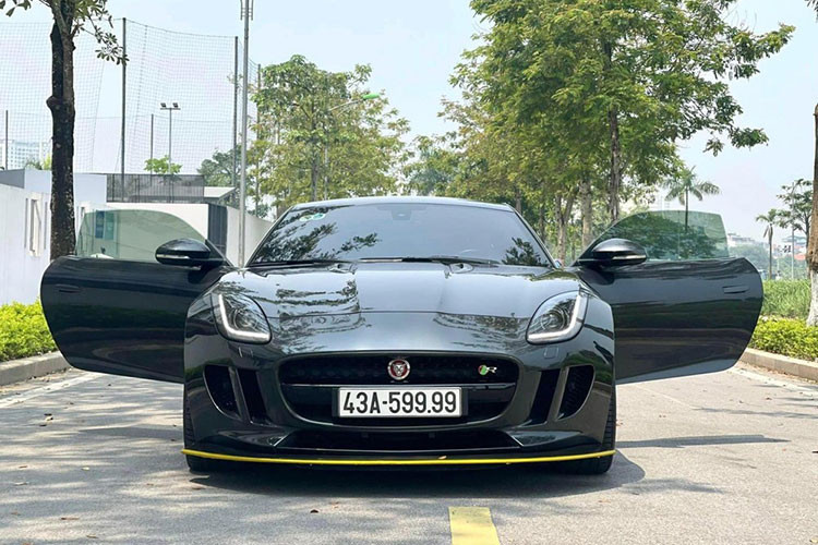 Chiếc xe thể thao Jaguar F-Type R của đại gia buôn lợn Hải Dương này từng rất nổi tiếng khi thuộc sở hữu của 1 dân chơi kín tiếng ở Đà Nẵng, sau đó, tay chơi này đã bán lại chiếc Jaguar F-Type R và nó nhanh chóng trở thành 1 hiện tượng trên sàn xe đã qua sử dụng bởi độ hiếm có cũng như chiếc biển số cực đẹp tứ quý 9.