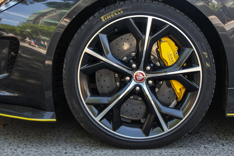 Hiện chưa rõ số tiền trong lần giao dịch này được đại gia Hải Dương chi ra để sở hữu Jaguar F-Type phiên bản R nhưng với độ hiếm và biển khủng, không mấy khó hiểu nếu chiếc xe có giá bán trên 5,5 tỷ đồng.