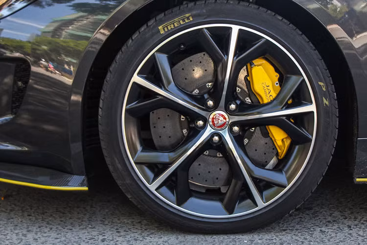 Hiện chưa rõ số tiền trong lần giao dịch này được đại gia Hải Dương chi ra để sở hữu Jaguar F-Type phiên bản R nhưng với độ hiếm và biển khủng, không mấy khó hiểu nếu chiếc xe có giá bán trên 5,5 tỷ đồng.