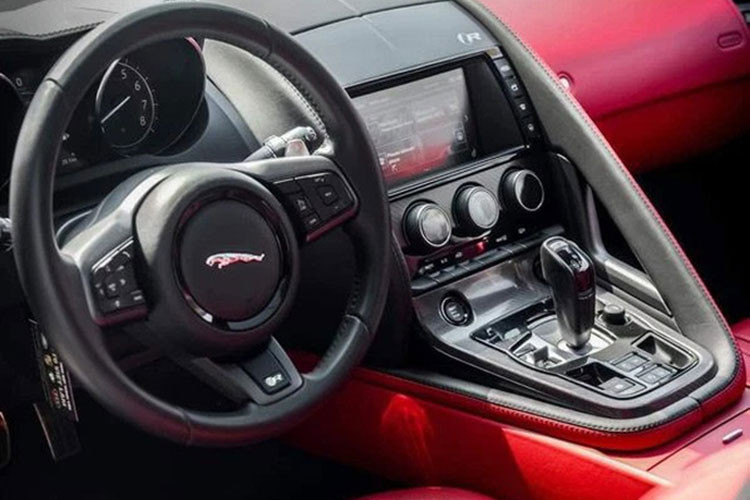 Được biết, chiếc xe Jaguar F-Type R Coupe đầu tiên về nước đã được chủ nhân cũ vô khá nhiều đồ chơi cho xe như gói ốp body kit carbon cũng như ống xả hàng hiệu Capristo.