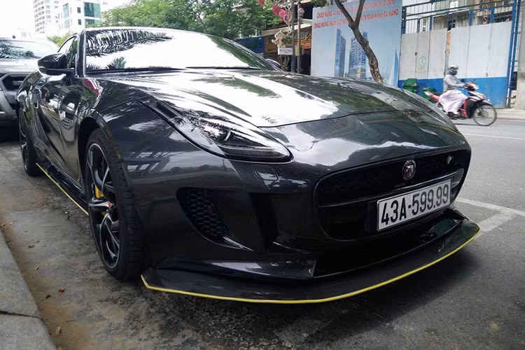 Jaguar F-Type R Coupe được trang bị động cơ V8, dung tích 5.5 lít, sản sinh ra công suất tối đa 550 mã lực và mô-men xoắn cực đại 680 Nm. Động cơ kết hợp cùng hộp số tự động 8 cấp giúp xe chỉ mất thời gian 4,2 giây để tăng tốc từ vị trí xuất phát lên 100 km/h trước khi đạt vận tốc tối đa 312km/h.