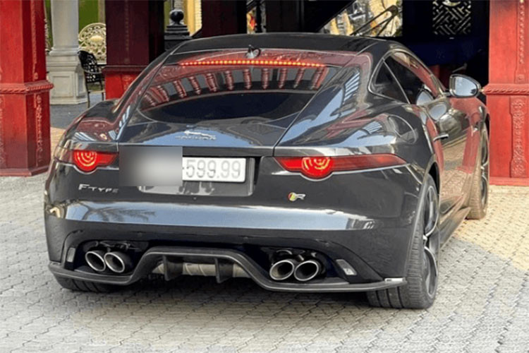 Ngoài ra, F-Type R Coupe vẫn sở hữu chiều dài 4.470 mm, rộng 2.042 mm và cao 1.311 mm, chiều dài cơ sở ở mức 2.622 mm. Lưới tản nhiệt đặc trưng của hãng xe Anh quốc, với những hốc gió hai bên, mâm xe 5 chấu... Đèn pha bi-xenon với dãy LED kiểu Jaguar và tích hợp công nghệ rửa đèn tự động, dèn hậu trang bị LED được thiết kế khá tinh xảo.