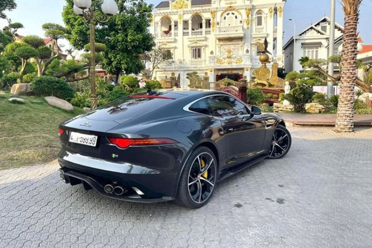 Sở hữu hàng chục xe siêu sang, xe sang và SUV hạng sang toàn mang siêu biển tứ quý, vì thế, ngay khi trên thị trường xe lướt xuất hiện một chiếc Jaguar F-Type R biển tứ quý 9 đã nhanh chóng được đại gia buôn lợn ở Hải Dương chốt đơn. Đây được xem là thành viên xe thể thao tốc độ đầu tiên của đại gia Hải Dương sở hữu và chắc chắn sẽ làm garage của tay chơi xe này thêm phần thú vị.