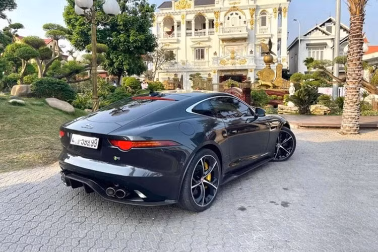 Sở hữu hàng chục xe siêu sang, xe sang và SUV hạng sang toàn mang siêu biển tứ quý, vì thế, ngay khi trên thị trường xe lướt xuất hiện một chiếc Jaguar F-Type R biển tứ quý 9 đã nhanh chóng được đại gia buôn lợn ở Hải Dương chốt đơn. Đây được xem là thành viên xe thể thao tốc độ đầu tiên của đại gia Hải Dương sở hữu và chắc chắn sẽ làm garage của tay chơi xe này thêm phần thú vị.