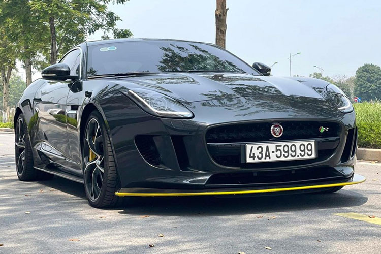 Đại gia buôn lợn Hải Dương là người sở hữu biệt thự siêu rộng, mô hình trực thăng trên nóc nhà và garage xe luôn tấp nập những mẫu xe siêu sang, xe sang, SUV hạng sang đỗ kín với điểm chung là biển số toàn tứ quý. Mới đây nhất, trong garage của đại gia này đã được bổ sung thêm 1 thành viên cực hot - Jaguar F-Type R biển tứ quý.