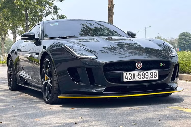 Đại gia buôn lợn Hải Dương là người sở hữu biệt thự siêu rộng, mô hình trực thăng trên nóc nhà và garage xe luôn tấp nập những mẫu xe siêu sang, xe sang, SUV hạng sang đỗ kín với điểm chung là biển số toàn tứ quý. Mới đây nhất, trong garage của đại gia này đã được bổ sung thêm 1 thành viên cực hot - Jaguar F-Type R biển tứ quý.