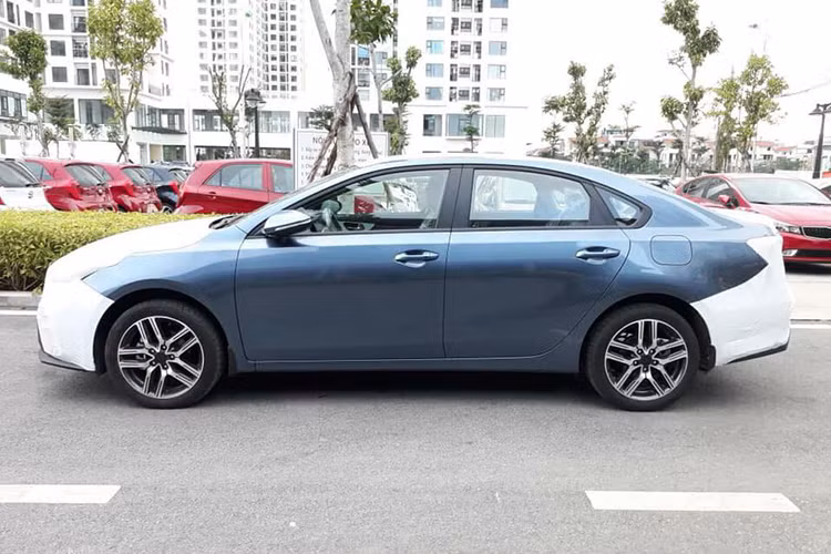 Mang cảm hứng từ "người anh em" là chiếc sedan thể thao Stinger, Kia Cerato thế hệ thứ 3 có thiết kế thể thao và năng động hơn rất nhiều so với phiên bản tiền nhiệm. Mui xe thấp và các đường gân dập nổi khắp thân xe giúp Cerato 2019 gây ấn tượng ngay từ cái nhìn đầu tiên.