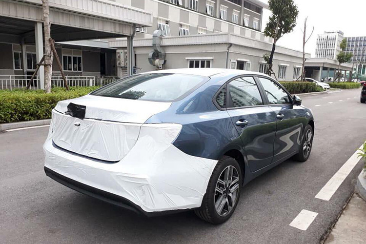 Nhìn bên ngoài, Kia Cerato 2019 trông đồ sộ hơn thế hệ cũ. Trên thực tế, xe đã được tăng kích thước với chiều dài 4.650 mm, rộng 1.798 mm và cao 1.440 mm. So với phiên bản cũ, Kia Cerato 2019 dài hơn 81 mm, rộng hơn 18 mm và cao hơn 12,7 mm. Sự thay đổi này giúp tăng khoảng duỗi chân cho hành khách phía sau và khoang hành lý với thể tích 428 lít.