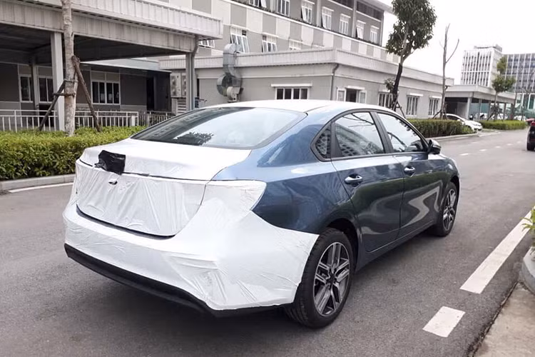 Nhìn bên ngoài, Kia Cerato 2019 trông đồ sộ hơn thế hệ cũ. Trên thực tế, xe đã được tăng kích thước với chiều dài 4.650 mm, rộng 1.798 mm và cao 1.440 mm. So với phiên bản cũ, Kia Cerato 2019 dài hơn 81 mm, rộng hơn 18 mm và cao hơn 12,7 mm. Sự thay đổi này giúp tăng khoảng duỗi chân cho hành khách phía sau và khoang hành lý với thể tích 428 lít.