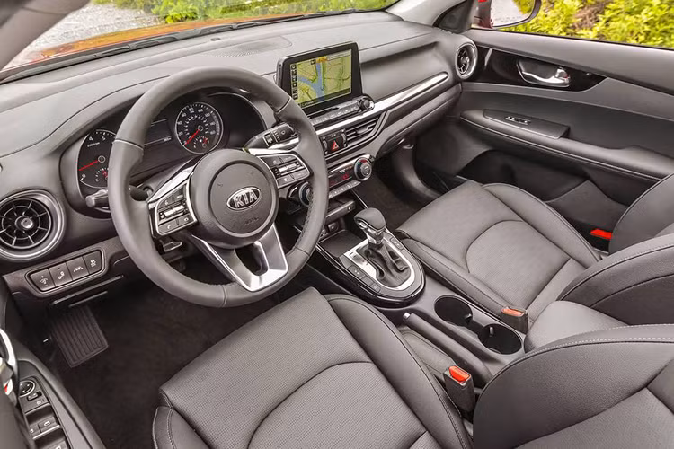 Bên trong ca-bin, bảng táp-lô được thiết kế rộng hơn, số lượng nút bấm được tối giản. Hệ thống thông tin giải trí bao gồm màn hình cảm ứng 8 inch được tích hợp đầy đủ các công nghệ kết nối như Apple Carplay hay Android Auto. Cerato 2019 cũng được trang bị đế sạc điện thoại chuẩn Qi tích hợp sạc không dây, tính năng chỉ xuất hiện trên xe sang.