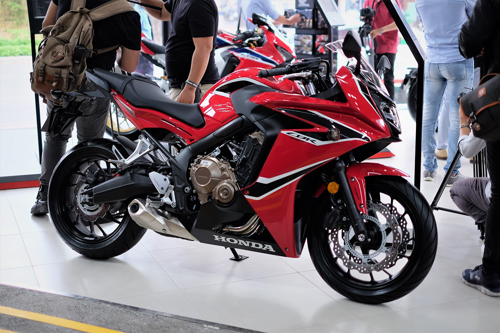 Honda CBR650F - 233,9 triệu đồng: Là phiên bản sport-bike của CB650F, mẫu CBR650F không khác nhau về công nghệ, tính năng và động cơ, chỉ khác về thiết kế thiên về khí động học. Xe từng ra mắt tại Nhật Bản vào tháng 4/2017 tại Nhật Bản.
