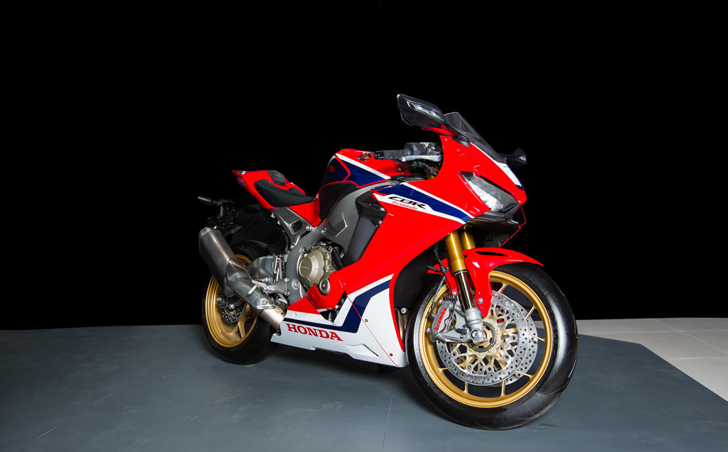 Honda CBR1000RR Fireblade SP - 678 triệu đồng: SP là phiên bản cao cấp hơn của mẫu Honda CBR1000RR Fireblade. Xe tiết giảm 1 kg so với phiên bản thường, bên cạnh một loạt trang bị bổ sung, gồm phuộc trước sau Ohlins, ống xả titan và phanh Brembo.