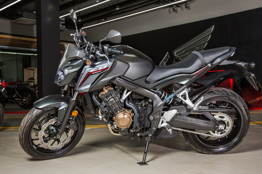 Honda CB650F - 225,9 triệu đồng: CB650F định vị phía trên CB500F, vẫn thuộc phân khúc tầm trung. Xe kế thừa kiểu dáng từ chiếc CB1000R đình đám một thời. Động cơ loại 4 xy-lanh thẳng hàng, dung tích 649 cc, công suất 90 mã lực và mô-men xoắn 64 Nm. Hộp số 6 cấp.