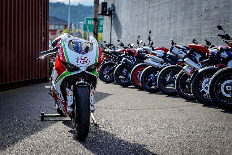 Giá xe Ducati Panigale V4 Nicky Hayden không hề "mềm" chút nào khi được khởi điểm ở mức từ 69.000 USD (khoảng 1,6 tỷ đồng). Theo hãng xe môtô Ducati cho biết, toàn bộ số tiền thu được từ việ bán xe sẽ được quyên góp vào Quỹ Nick Hayden để làm từ thiện.