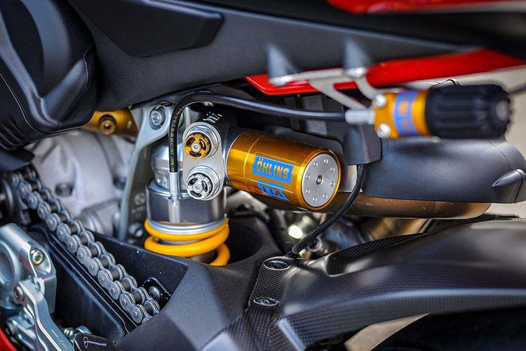 Thêm vào đó, siêu môtô Ducati Panigale V4 Nicky Hayden mới cũng được đích thân bộ phận độ danh tiếng Ducati Performance can thiệp với nhiều chi tiết được làm mới như yên xe chuẩn sử dụng trên đường đua...