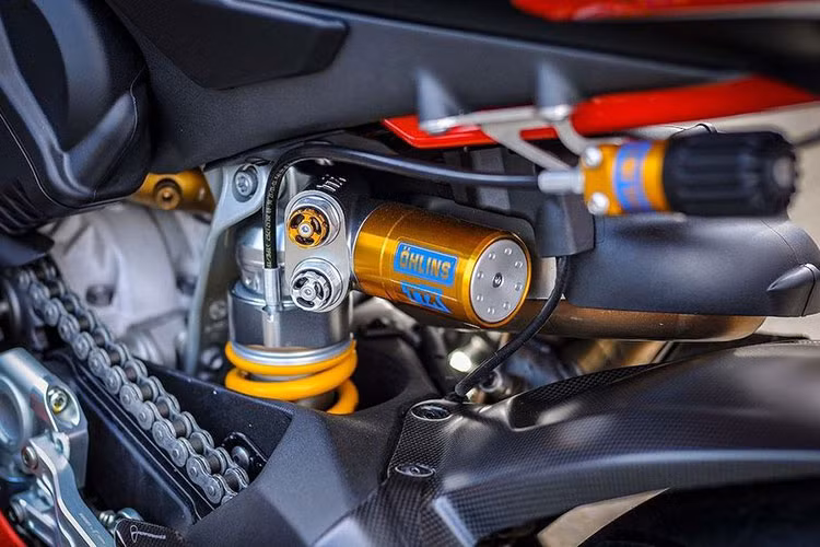 Thêm vào đó, siêu môtô Ducati Panigale V4 Nicky Hayden mới cũng được đích thân bộ phận độ danh tiếng Ducati Performance can thiệp với nhiều chi tiết được làm mới như yên xe chuẩn sử dụng trên đường đua...