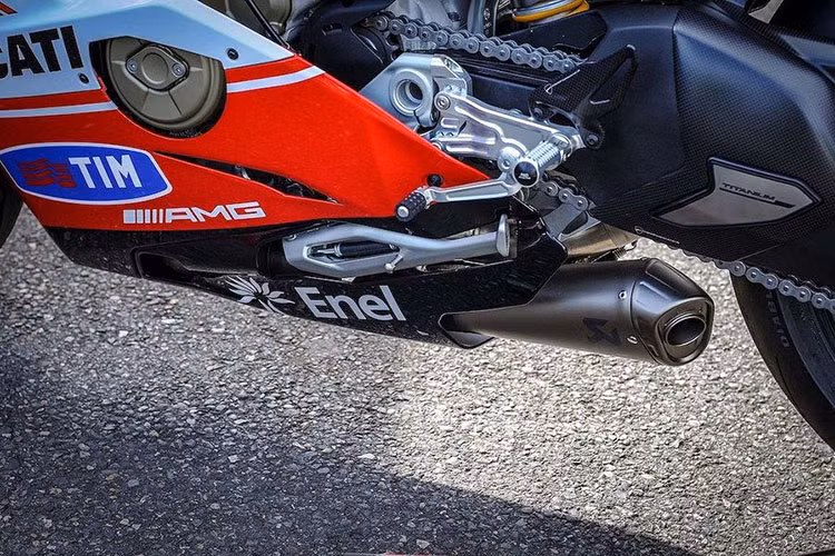 Bộ nồi khô STM, bộ mâm carbon BST siêu nhẹ kèm lốp Pirelli Diablo Corsa cao cấp, giảm chấn tay lái Ohlins.... Ngoài ra, Ducati Panigale V4 mới phiên bản Nicky Hayden cũng được trang bị hệ thống ống xả titan Akrapovic hứa hẹn sẽ mang tới những âm thanh sống động và uy lực.