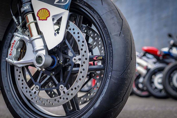 Trên phần đầu xe, Ducati còn khéo léo thiết kế số "69" nhằm biểu thị số hiệu của Nicky Hayden. Ngoài ra, Ducati Panigale V4 Nicky Hayden sẽ có sự thay đổi mạnh mẽ về trang bị. Cụ thể các options được trang bị trên mẫu siêu môtô này phải kể tới như hệ thống phuộc hành trình ngược hàng hiệu Ohlins R/T cho cả 2 bánh trước, sau.