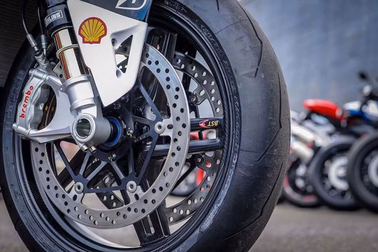 Trên phần đầu xe, Ducati còn khéo léo thiết kế số "69" nhằm biểu thị số hiệu của Nicky Hayden. Ngoài ra, Ducati Panigale V4 Nicky Hayden sẽ có sự thay đổi mạnh mẽ về trang bị. Cụ thể các options được trang bị trên mẫu siêu môtô này phải kể tới như hệ thống phuộc hành trình ngược hàng hiệu Ohlins R/T cho cả 2 bánh trước, sau.