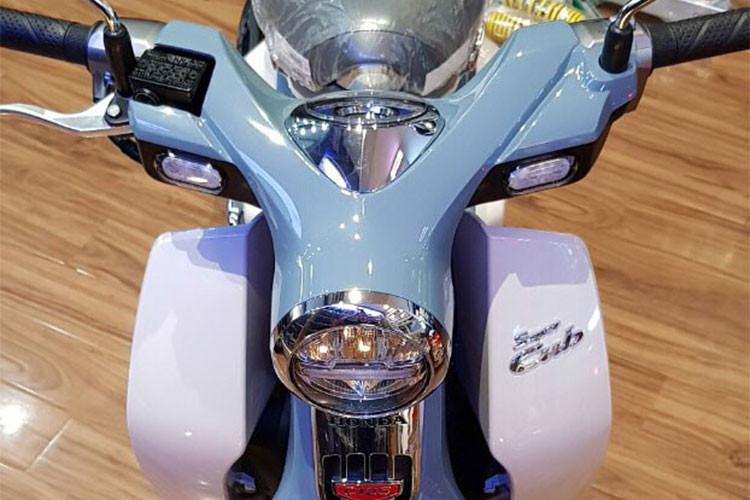 Trên mẫu xe này, cụm đèn pha thiết kế kiểu tròn truyền thống với ốp mạ chrome sáng bóng tạo nên vẻ sang trọng, đặc biệt hệ thống chiếu sáng trang bị công nghệ LED hoàn toàn. Hai đèn xi-nhan thiết kế nhỏ nhắn cũng ở dạng LED cũng là một trong những điểm nhấn nổi bật.