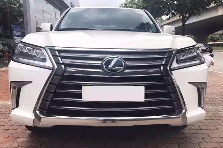 Tuy nhiên hiện tại, theo giới thạo tin, khách hàng muốn mua Lexus LX570 hay một mẫu xe Lexus bất kì sẽ phải đợi ít nhất tới cuối quý II năm 2018 mới nhận được xe. Cũng giống như công ty mẹ Toyota, Lexus cũng chịu ảnh hưởng bởi Nghị định 116 và 125 mới được Chính phủ ban hành. 
