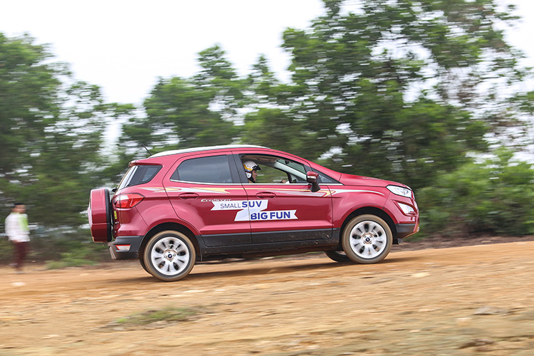 So với động cơ 1.5L 4 xy-lanh trước đó, động cơ mới này nhỏ gọn hơn với trọng lượng giảm 10%, nhưng công suất tăng 10% và mômen xoắn tăng 7%. Kết hợp với hộp số tự động 6 cấp thủy lực mới, Ford EcoSport có khả năng vận hành nổi trội hơn.