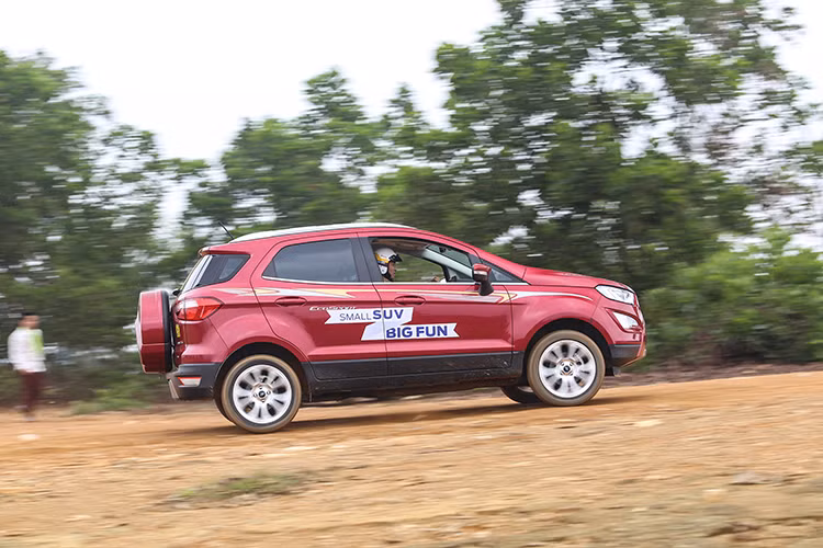 So với động cơ 1.5L 4 xy-lanh trước đó, động cơ mới này nhỏ gọn hơn với trọng lượng giảm 10%, nhưng công suất tăng 10% và mômen xoắn tăng 7%. Kết hợp với hộp số tự động 6 cấp thủy lực mới, Ford EcoSport có khả năng vận hành nổi trội hơn.