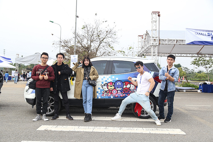 “Ford EcoSport được thừa hưởng những điểm mạnh trong thiết kế của các dòng xe thể thao đa dụng đích thực của Ford, lại tích hợp các công nghệ an toàn và thông minh hiện đại, phục vụ đắc lực cho đời sống đô thị ngày nay. Ford Việt Nam rất vui vì đã là người tiên phong chạm đến mảng mới mẻ này tại Việt Nam”, ông Phạm Văn Dũng, Tổng giám đốc Ford Việt Nam chia sẻ.