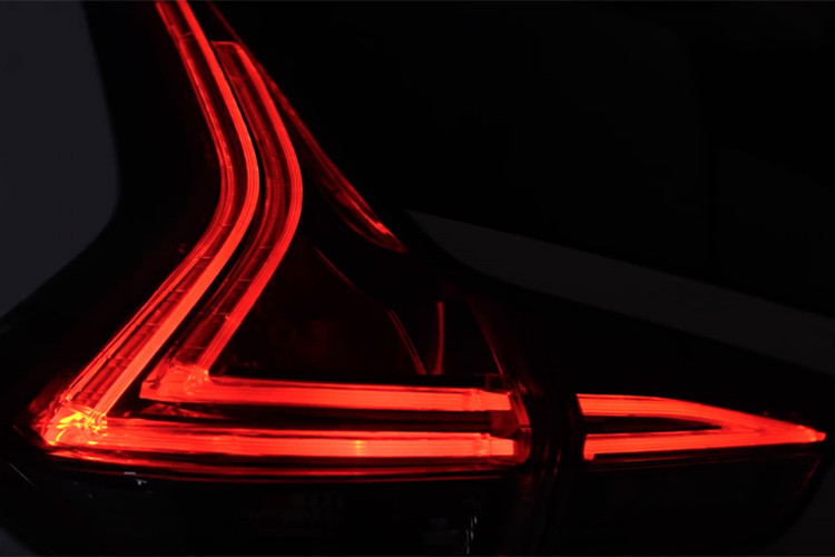 Phần thân xe cũng được ốp nhiều hoạ tiết sợi carbon và kẻ caro để gia tăng thêm tính thể thao cho xe. Nổi bật nhất vẫn là dàn đèn led cá tính. 