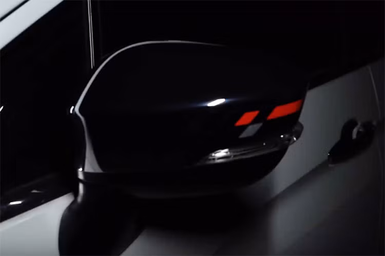 Qua đoạn video ngắn từ hãng xe ôtô Mitsubishi có thể nhận thấy, so với phiên bản tiêu chuẩn hiện đang được bán ra thì phiên bản đặc biệt Mitsubishi Xpander không có sự thay đổi về thiết kế, kiểu dáng.