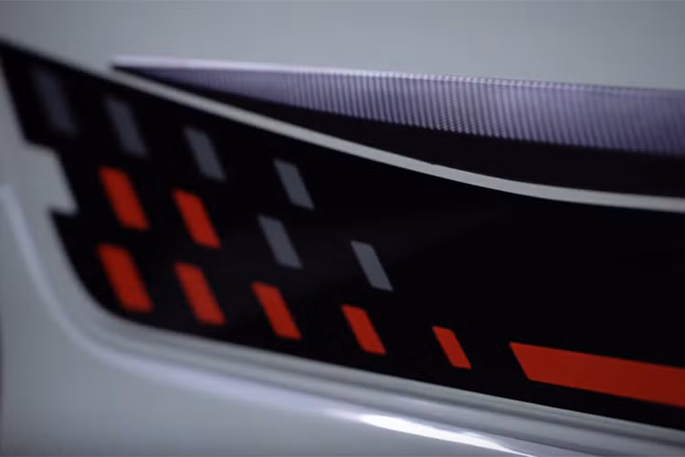 Sự thay đổi của xe chỉ đến từ những chi tiết nhỏ như gương chiếu hậu và ốp màu đen đã được tô điểm thêm các ô màu đỏ, xám để trang trí. 