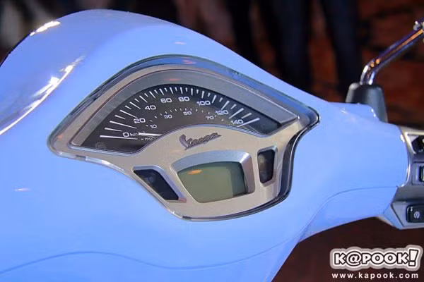 Đồng hồ cuả xe có hình bán nguyệt kiểu cổ điển, phía dưới là màn hình điện tử hiện thị lượng xăng, quãng đường di chuyển và các đèn tín hiệu – nút “mode” bên phải tay lái sẽ thay đổi các thông số hiển thị trên màn hình. Ngoài ra biểu tượng ABS cũng xuất hiện như trên bản thường.