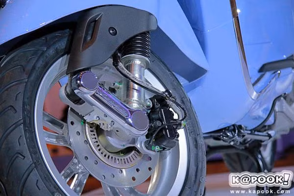 Tương tự phiên bản tiêu chuẩn, Vespa Primavera 150 Arcobaleno Limited Edition sở hữu bộ mâm la-zăng được đánh giá rất đẹp và mềm mại so với phần nhiều các mẫu xe tay ga khác hiện nay đi kèm phanh đĩa đơn được trang bị hệ thống chống bó cứng phanh ABS.