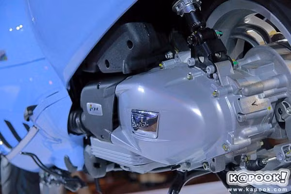 Động cơ của Vespa Primavera 150 Arcobaleno Limited Edition cũng được giữ nguyên như phiên bản tiêu chuẩn. Cụ thể là máy xăng xy-lanh đơn, 4 kỳ, 3 van, dung tích 154,8 cc. Động cơ tạo ra công suất tối đa 12,7 mã lực tại vòng tua máy 7.750 vòng/phút và mô-men xoắn cực đại 12,8 Nm tại vòng tu máy 6.500 vòng/phút.